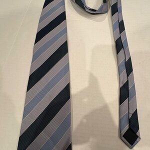 Sophisticated Men's Striped Tie - Blue